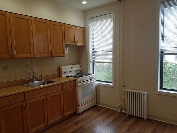 2nd image of 1918 Linden St APT 1R