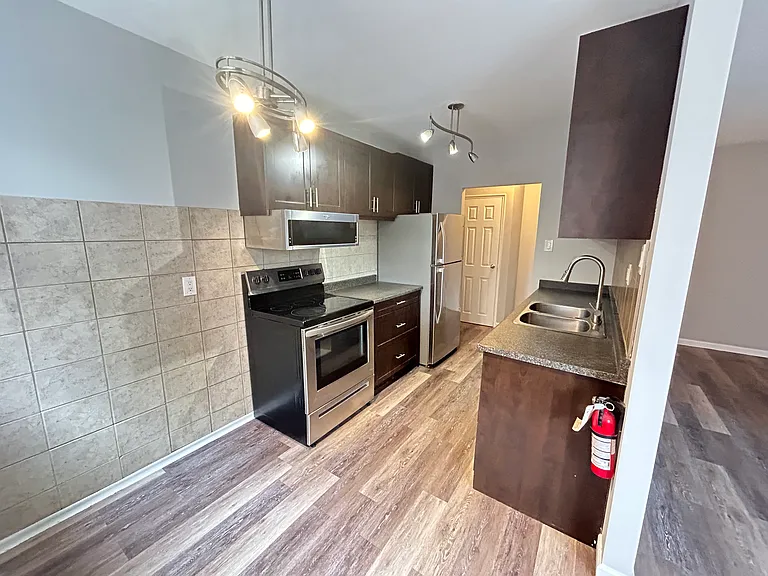21 Balmoral Ave S #202 — Photo 3