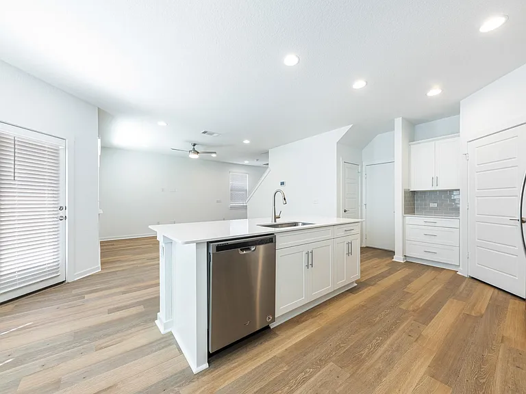 1804 Bonham Ln — Photo 6