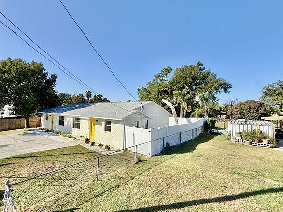 5th image of 5212 Peach Ave #B