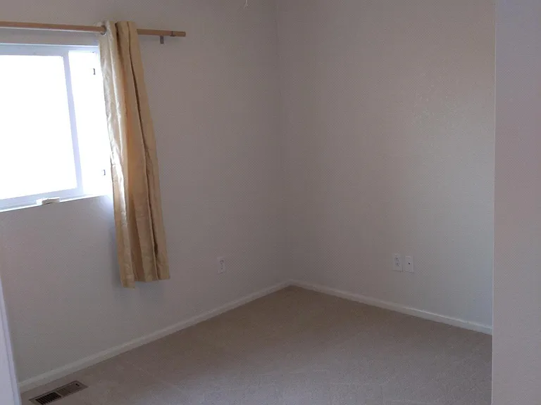 411 Smith Cir — Photo 3