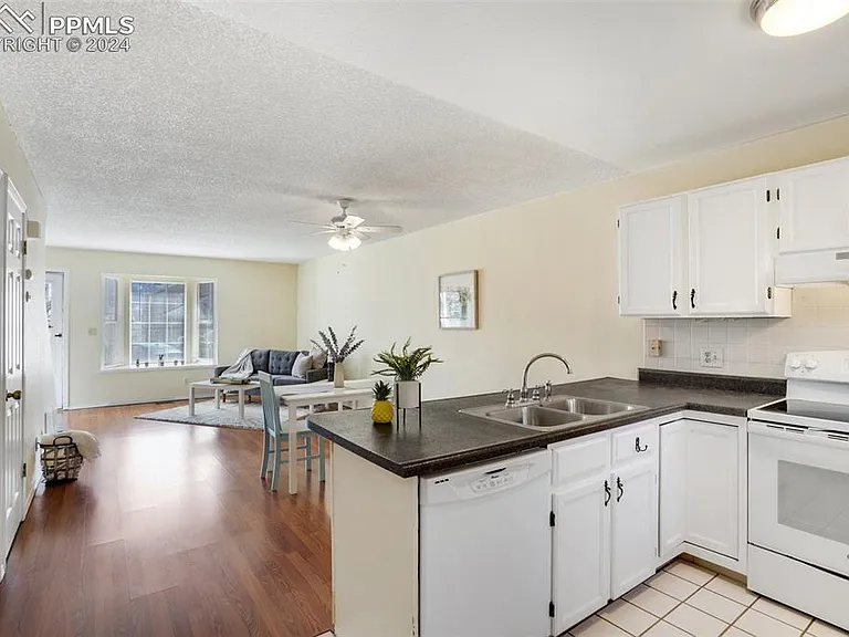 1920 Giltshire Dr — Photo 6