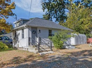 31 Oakhurst Ave, Warwick, RI 02889