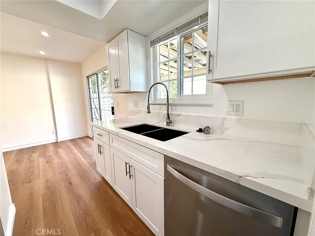 3 bed, 2.5 bath, 1403 sqft, $3,950 — Photo 3