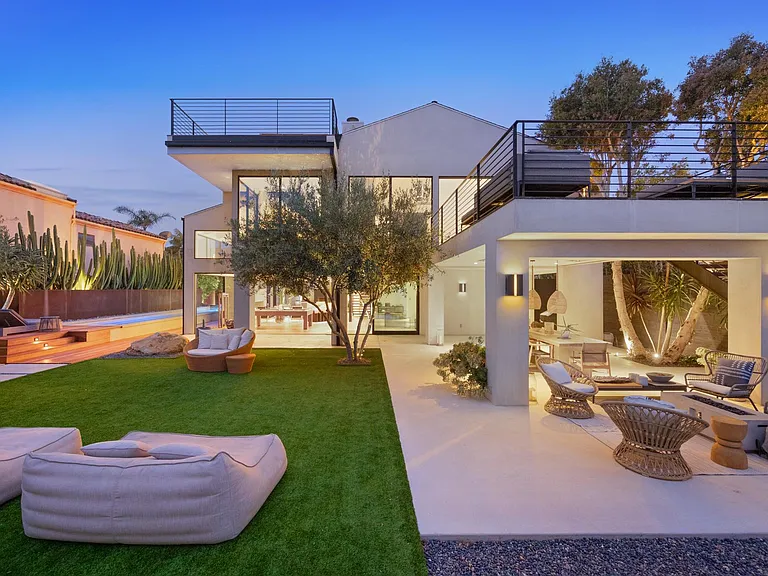 Gather with friends to enjoy the breathtaking outdoor atmosphere.