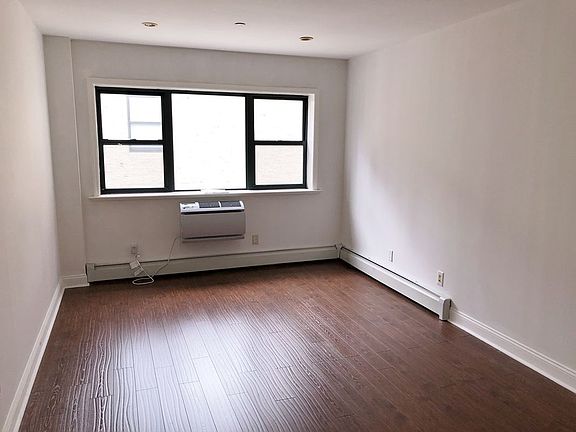 3rd image of 2716 41st Ave #7D