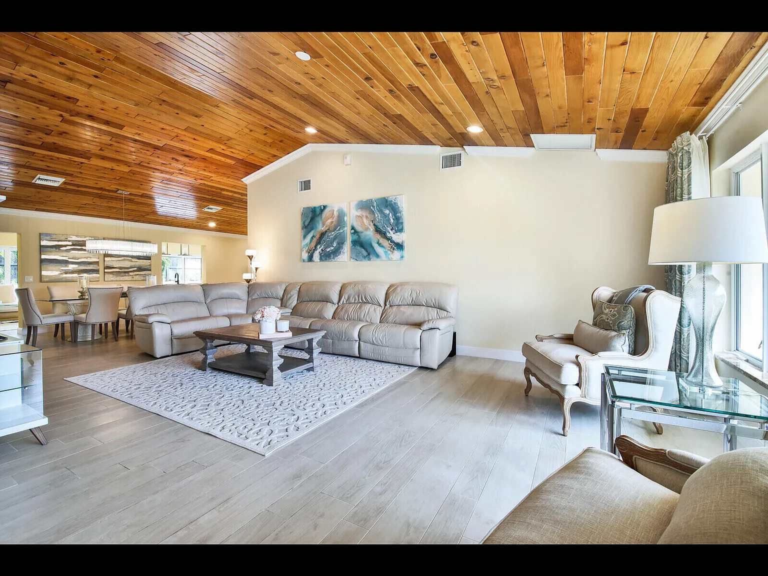 3 bed, 3.0 bath, 2618 sqft, $9,500 — Photo 3