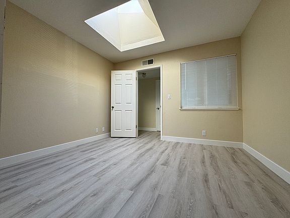 5th image of 4972 Castlewood Dr