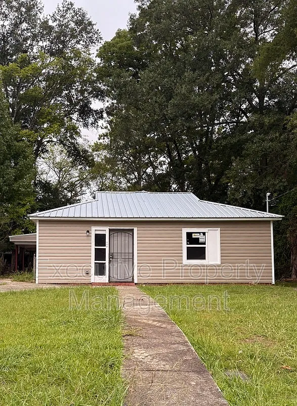 4 bed, 2.0 bath, 1418 sqft, $1,300 — Photo 1