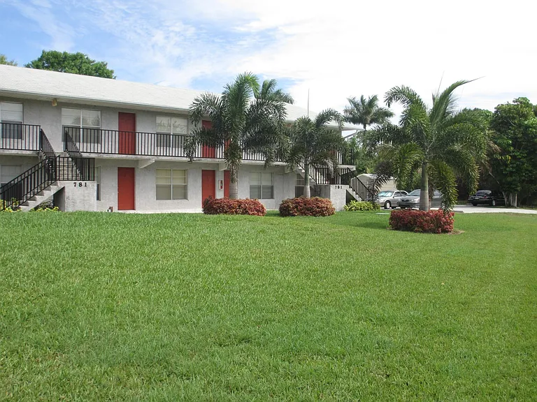 781 SW Gardens Blvd #5 — Photo 5