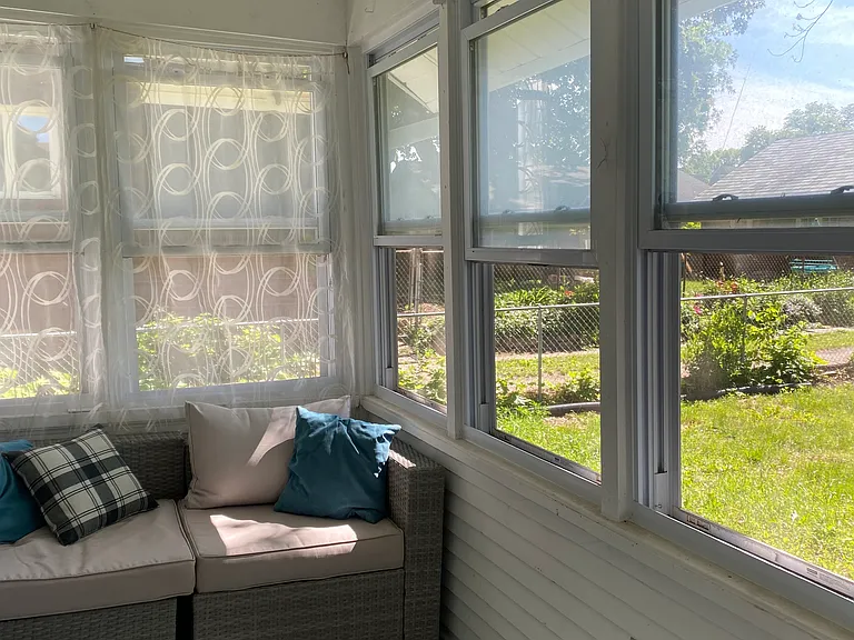 418 Paris Ave — Photo 16