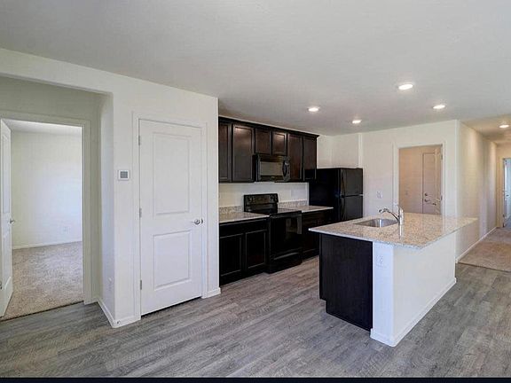 5th image of 529 W Pintail Dr