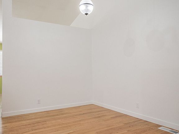 3rd image of 5811 73rd Ave NE