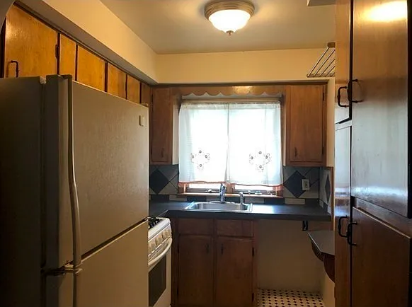 3 bed, 1.0 bath, 1000 sqft, $1,800 — Photo 3