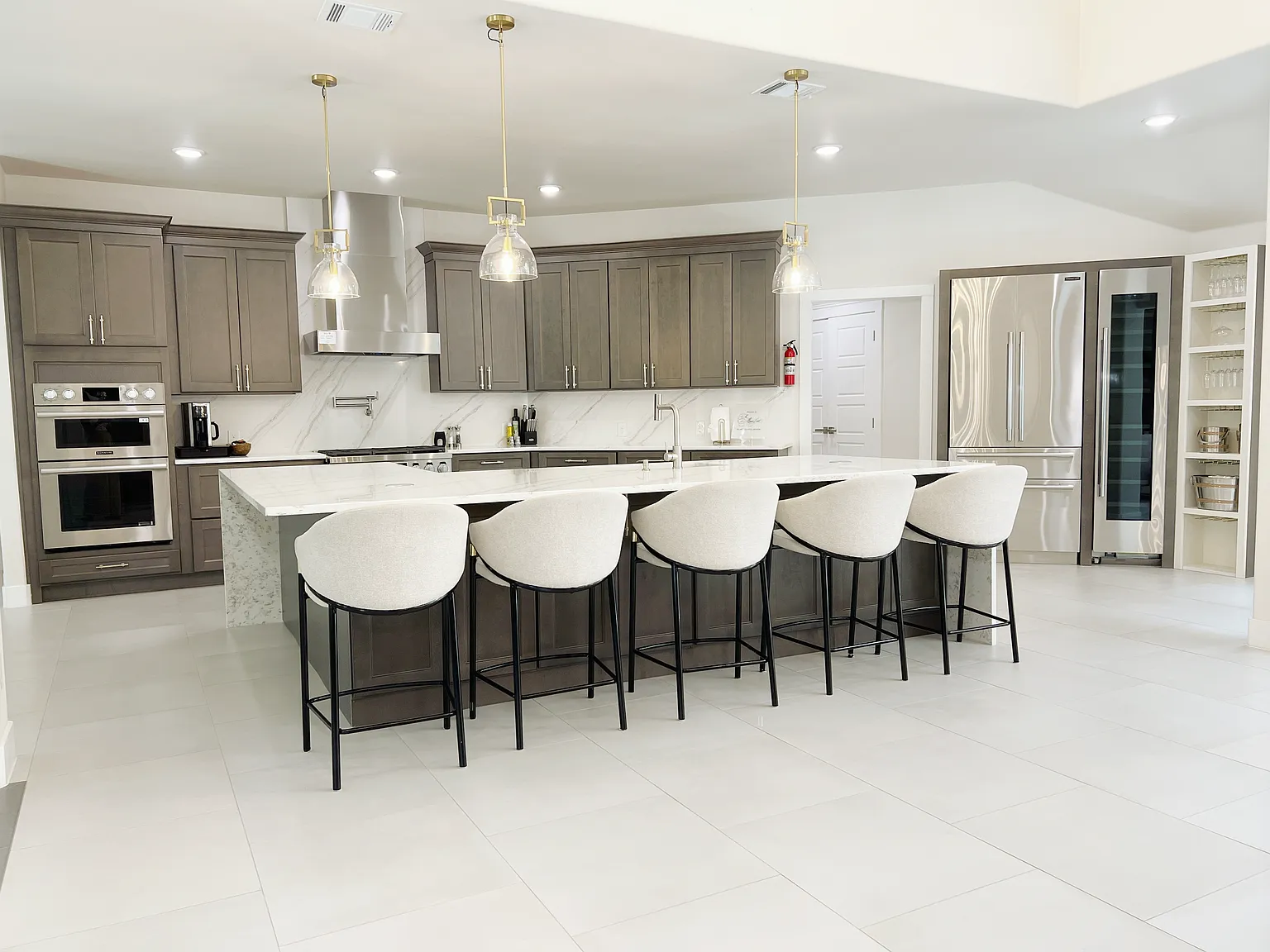 5 bed, 4.5 bath, 4535 sqft, $19,000 — Photo 4