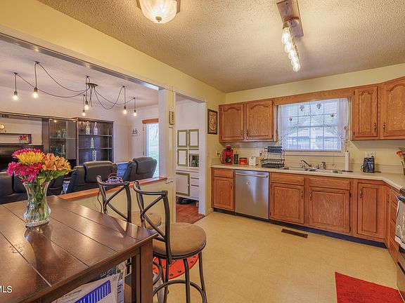 4th image of 3358 Greenwood Dr