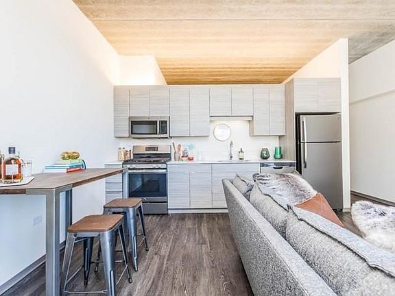 5th image of 1922 N Milwaukee Ave #722