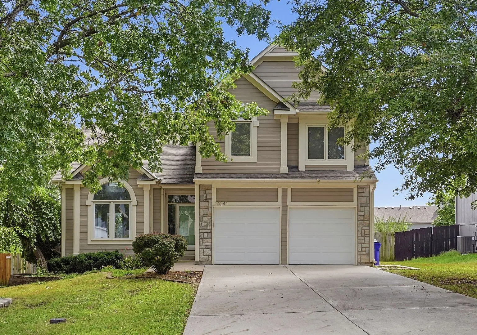 Spacious 4-Bedroom Home in Olathe's Eastbrooke Neighborhood — Photo 3