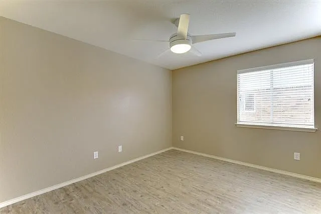 909 Whitley Dr — Photo 8