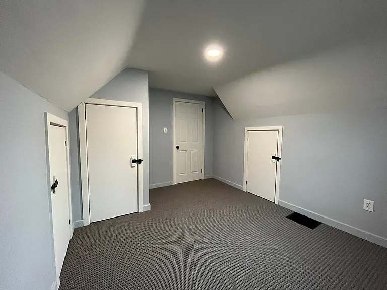 560 W North St — Photo 18