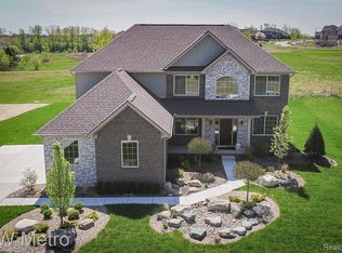 40 Maple Ridge Ct, Clarkston, MI 48346