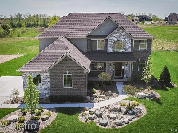 800 Marlayna Dr, Oxford, MI 48371