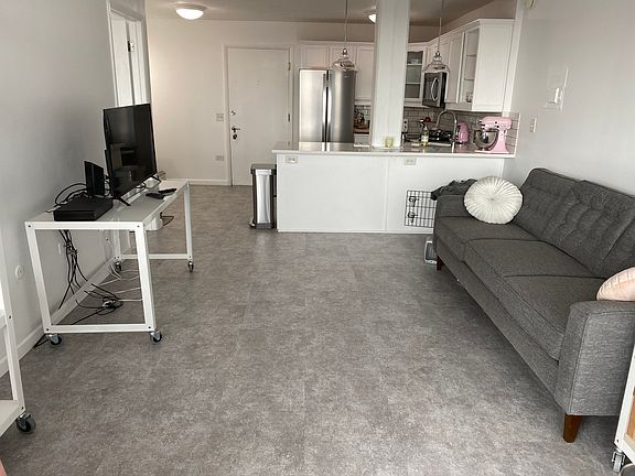 5th image of 909 N Logan St #101