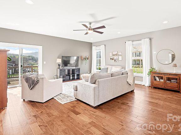 5th image of 223 River Breeze Ln