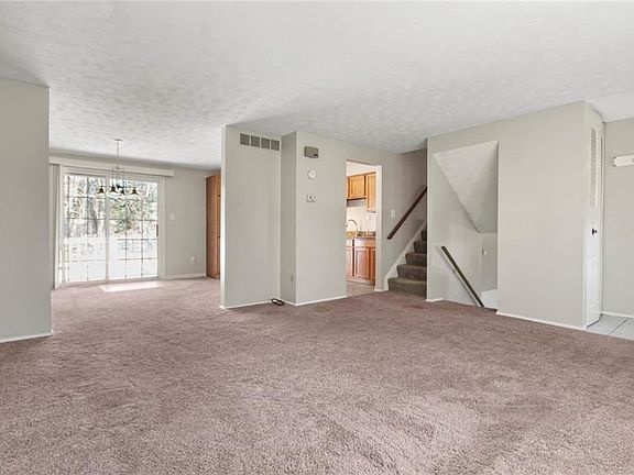 3rd image of 1420 Castillion Dr NE