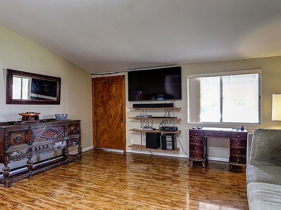 3rd image of 27446 Crossglade Ave
