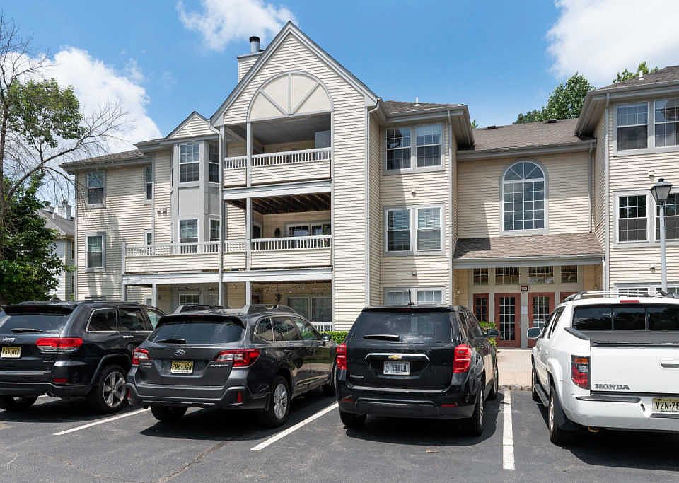 1st image of 113 Cascade Ct APT 9