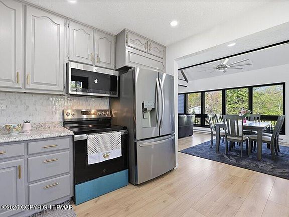4th image of 215 Greenbriar Cir