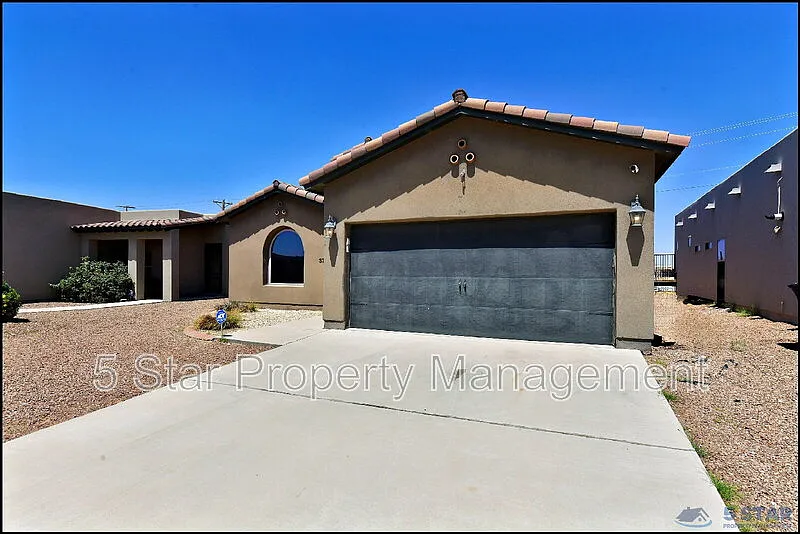 4 bed, 2.0 bath, 1583 sqft, $1,800 — Photo 3