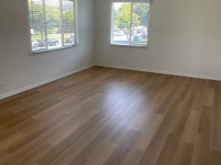 3187 S Barrington Ave — Photo 2