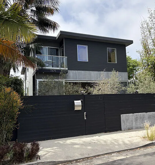 2425 Clement Ave — Photo 21