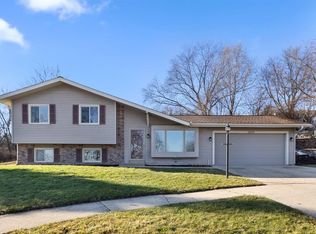 2909 Berkshire Ct, Waukesha, WI 53188