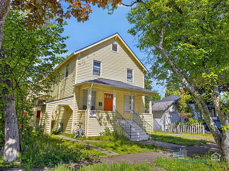 Charming Multi-Unit Living in Prime Northeast Salem Location — Photo 2