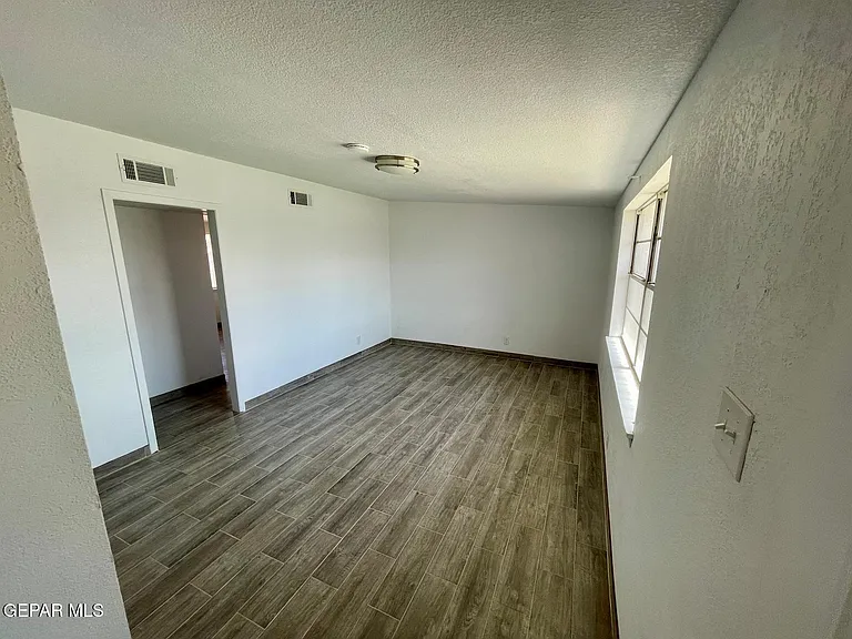 4917 Royal Dr — Photo 5