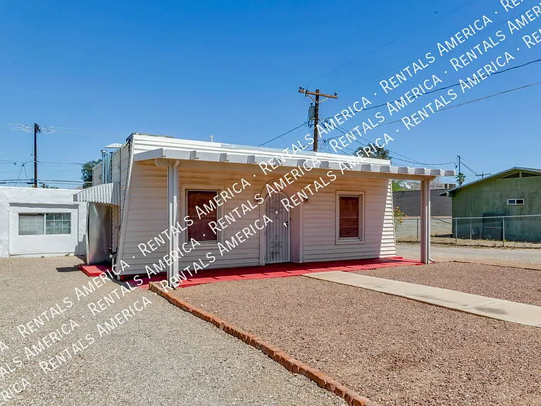 1119 E Silver St — Photo 2