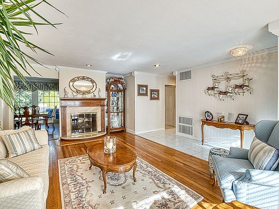 3rd image of 22 Meadowfield Ln