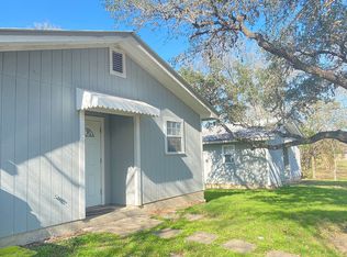 104-110 Henrietta St, Yoakum, TX 77995