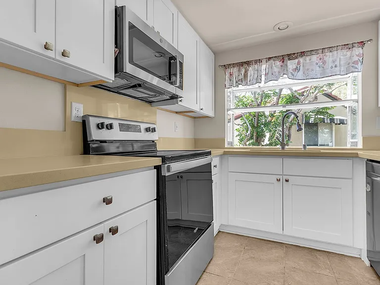 89 Stanford Ct — Photo 10