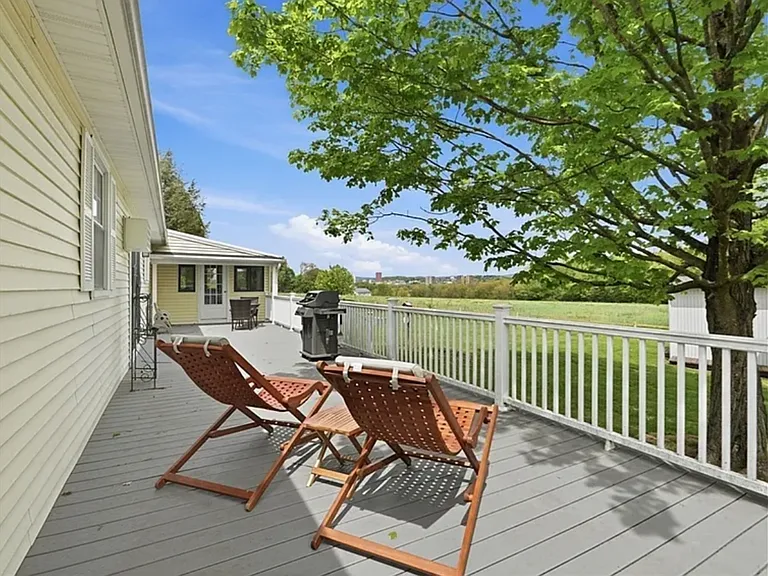 73 N Maple St — Photo 22