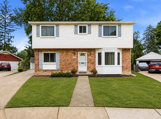 402 Roland Ct, Grosse Pointe Farms, MI 48236