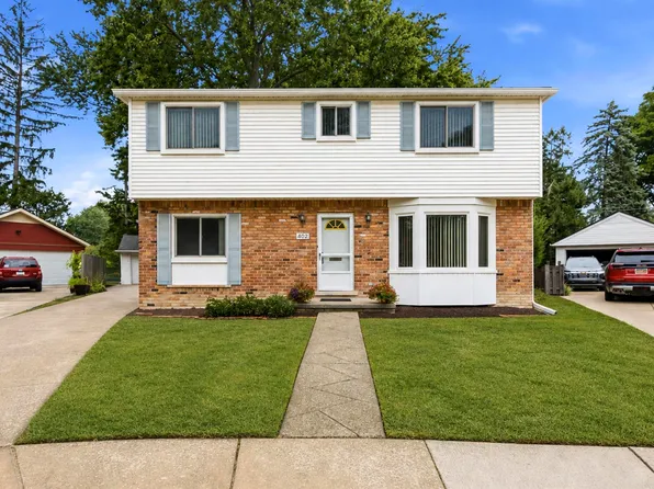 402 Roland Ct, Grosse Pointe Farms, MI 48236