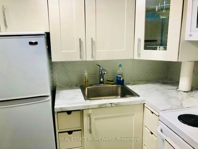 426 Markham St #1 — Photo 5