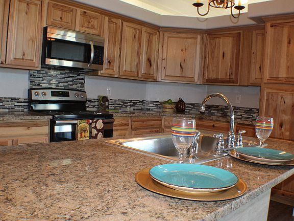 5th image of 604 Hilltop Dr