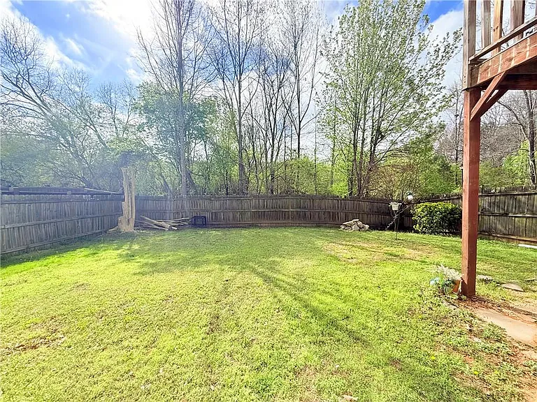 893 Hawthorn Ln — Photo 2
