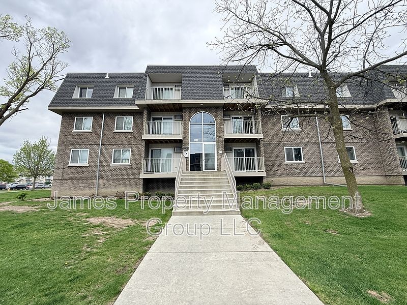 1st image of 831 McIntosh Ct APT 207