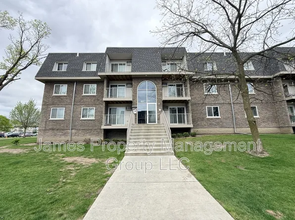 831 McIntosh Ct APT 207, Prospect Heights, IL 60070